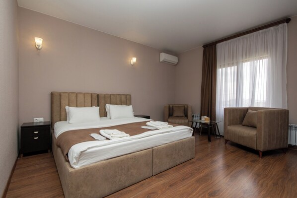 Camera Superior con letto matrimoniale o 2 letti singoli, balcone, vista città | Biancheria in cotone egiziano, biancheria da letto di alta qualità