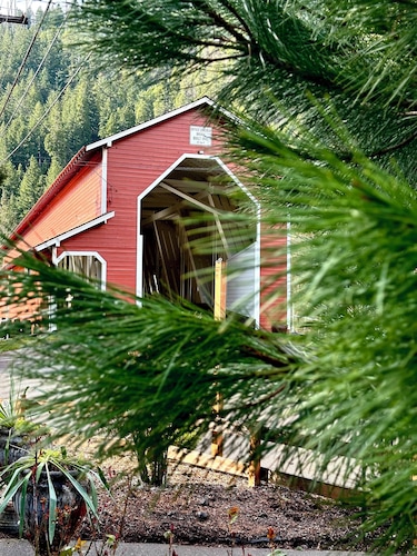 Westfir Lodge & Mountain Market