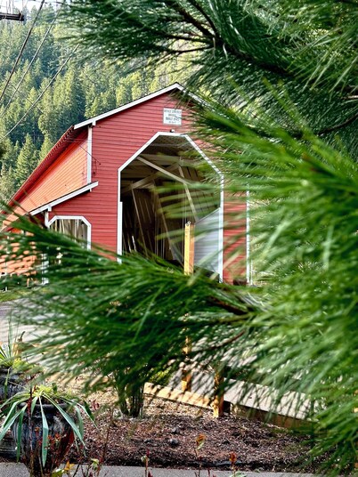 Westfir Lodge & Mountain Market