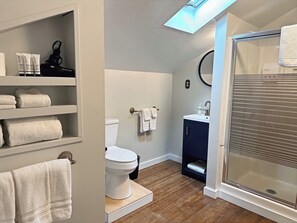 Quadruple Room, Mountain View | Bathroom - Westfir Lodge & Mountain Market (Westfir)