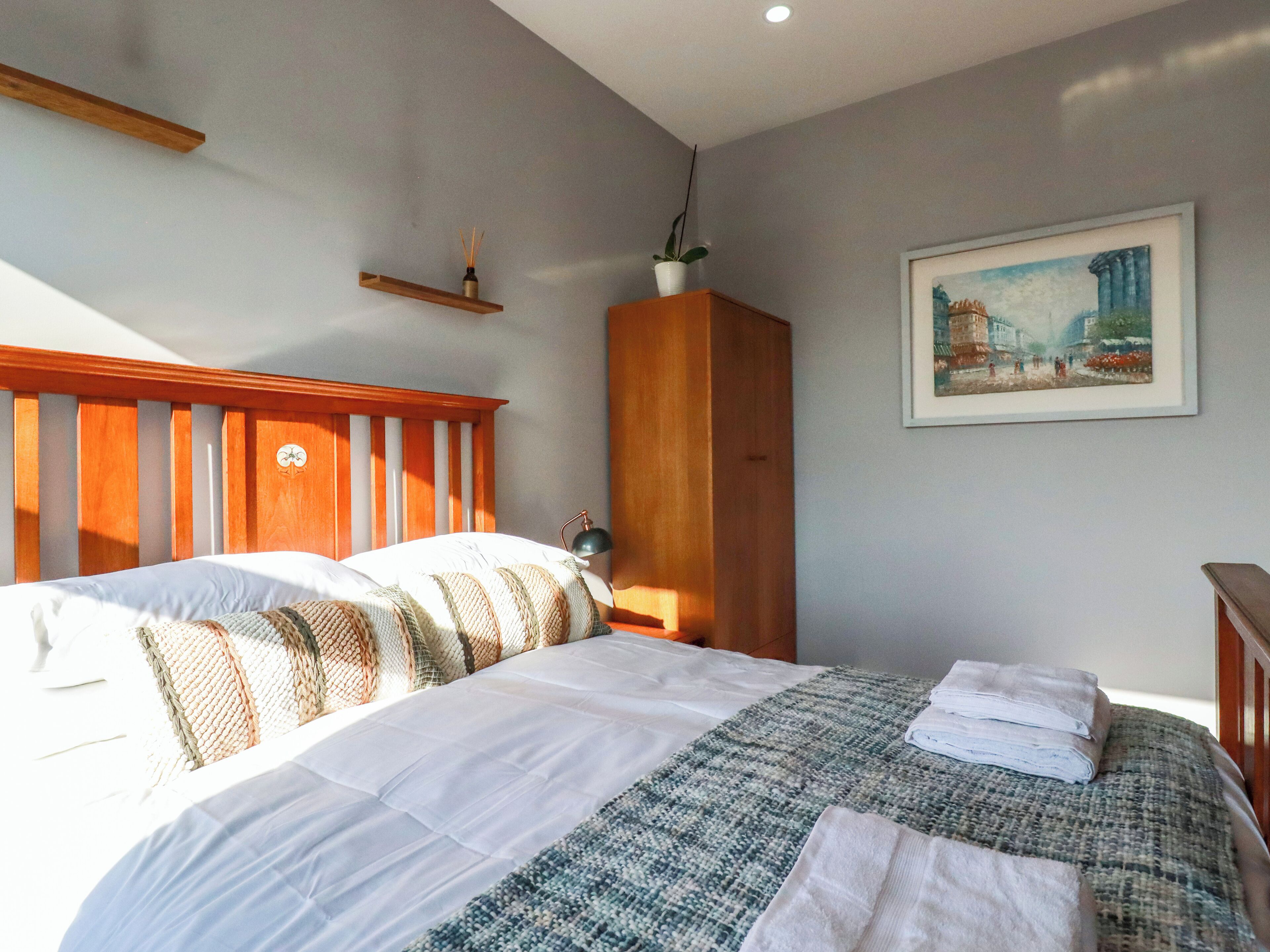 2 kamar tidur dan didekorasi berbeda-beda