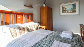 2 kamar tidur dan didekorasi berbeda-beda
