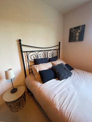 3 quartos, ferros/tábuas de passar roupa, Wi-Fi, roupa de cama