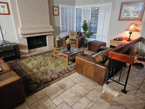 Smart TV, fireplace - LUXURY LIVING AT AFFORDABLE COST....Room available in a charming 5bdr house (Laguna Hills)