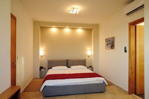 1 غرفة نوم وخزنة داخل الغرفة وستائر تعتيم