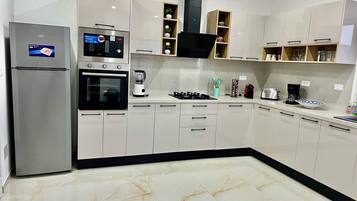 Réfrigérateur, micro-ondes, four, plaque de cuisson