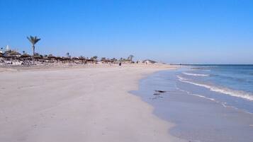 Chaises longues, serviettes de plage