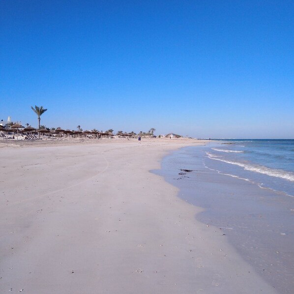 Chaises longues, serviettes de plage