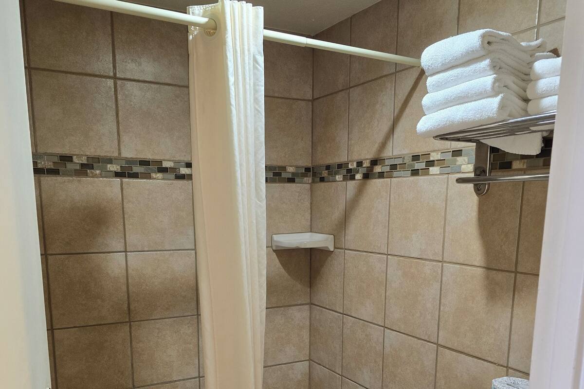 Basic dubbelrum | Badrum | Hårtork, handdukar, tvål och schampo