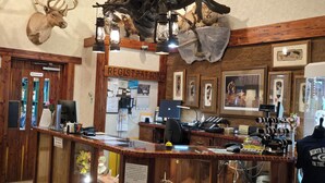 Lobby - Trappers Inn & Campground (Belfield)