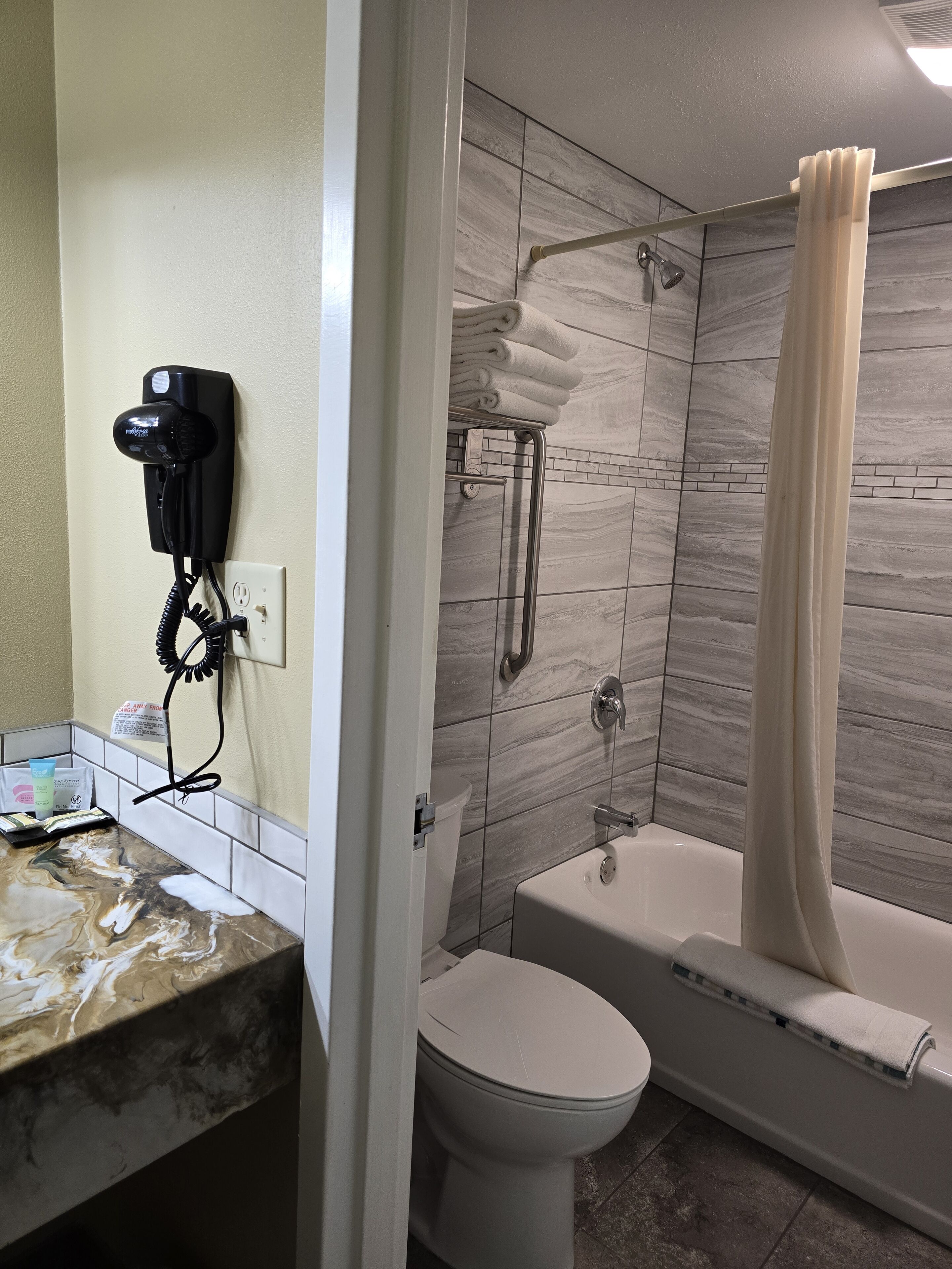 Basic Double Room | Bathroom | Hair dryer, towels, soap, shampoo