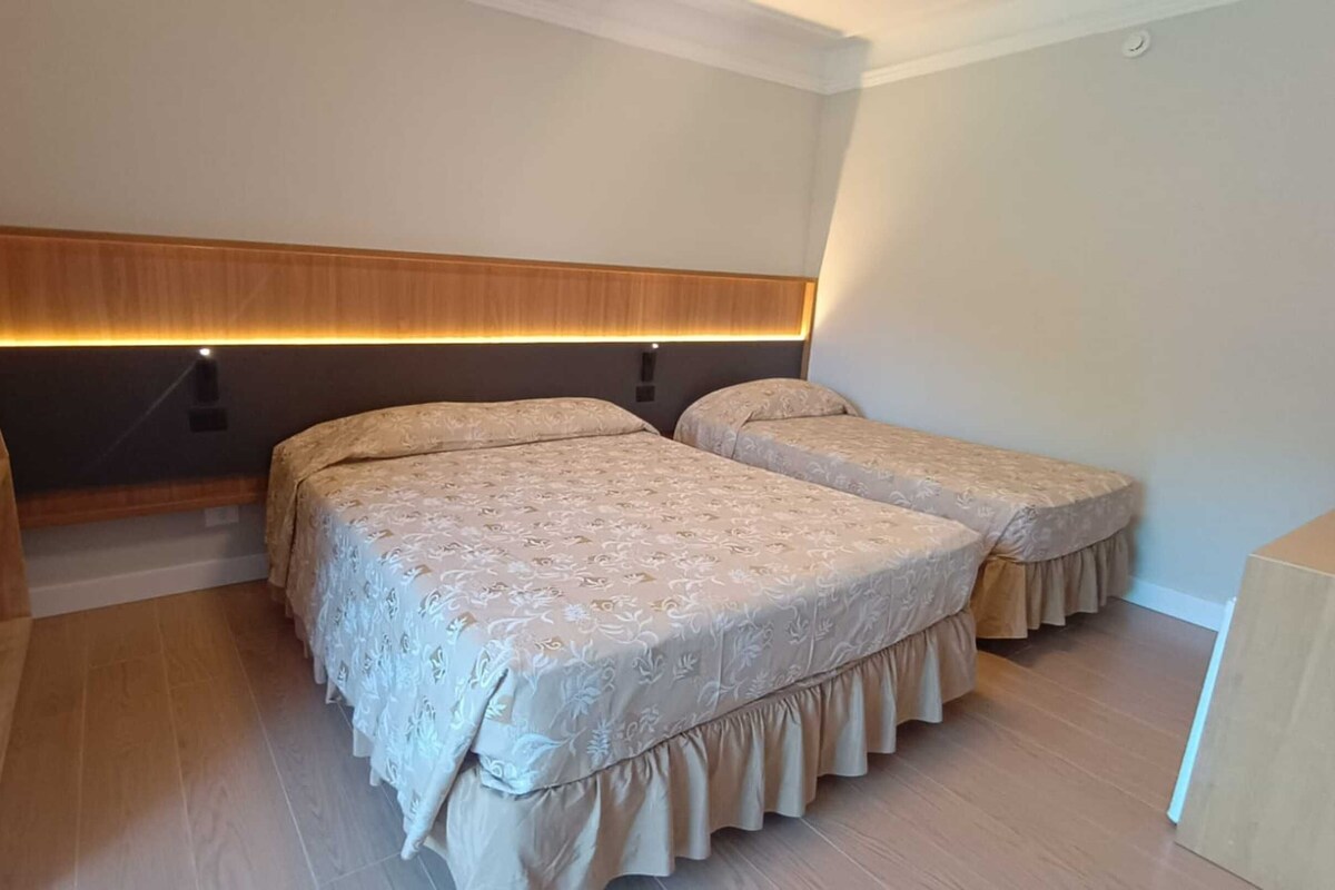Luxo Triplo | Quartos à prova de som, Wi-Fi de cortesia, roupa de cama