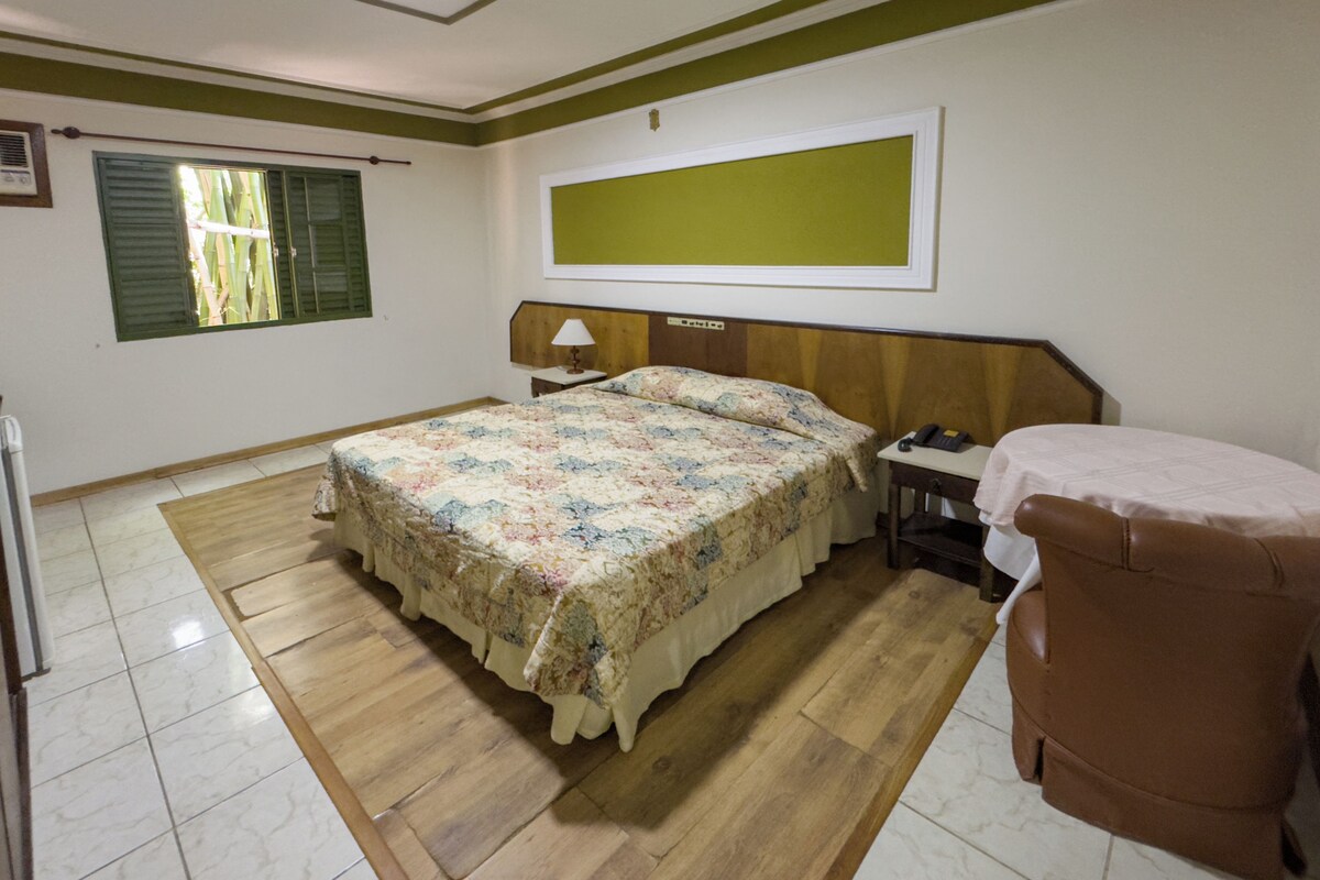 Standard Quíntuplo | Quartos à prova de som, Wi-Fi de cortesia, roupa de cama