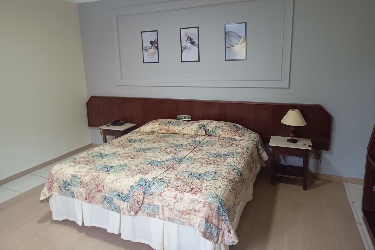 Standard Sêxtuplo | Quartos à prova de som, Wi-Fi de cortesia, roupa de cama