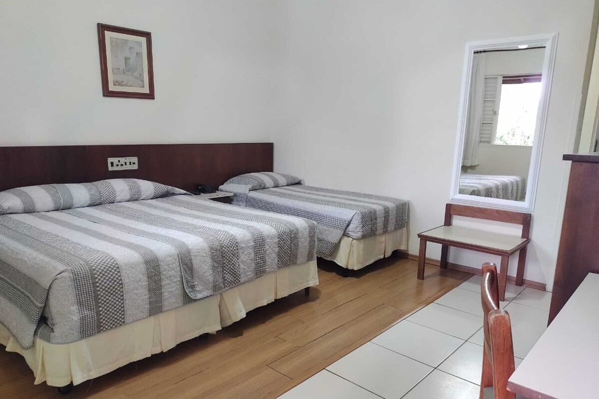 Superior Duplo | Quartos à prova de som, Wi-Fi de cortesia, roupa de cama