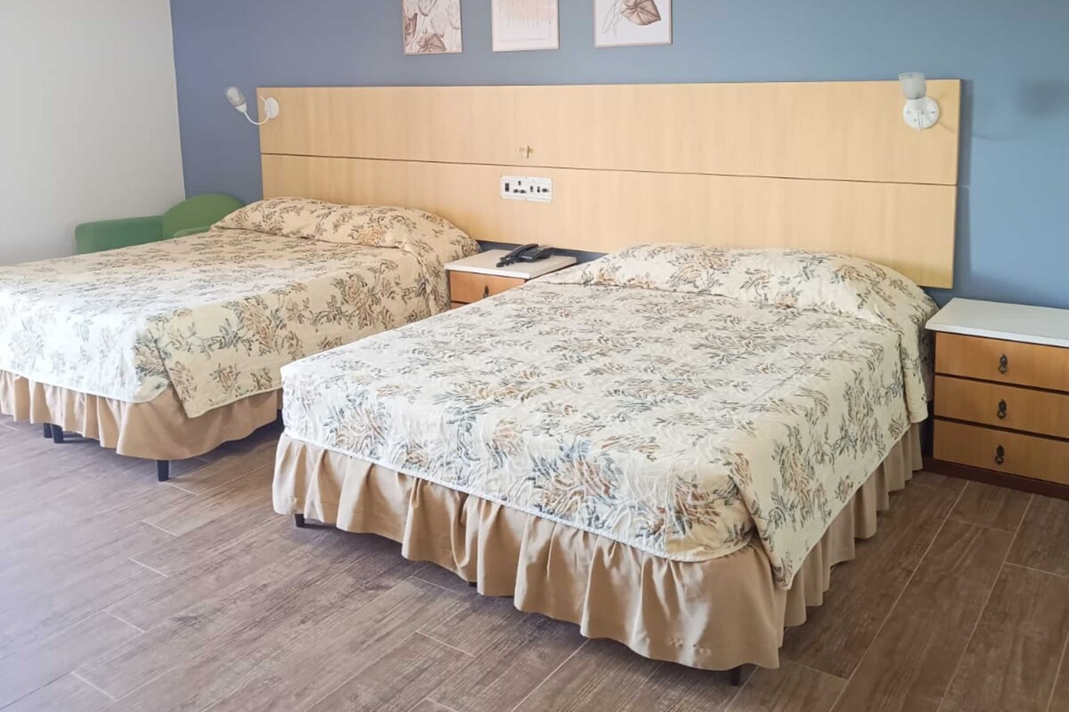 Luxo Sêxtuplo | Quartos à prova de som, Wi-Fi de cortesia, roupa de cama