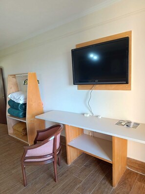 A room with a bed, a desk, a chair, a television, and a wardrobe. - Hotel Fazenda Fonte Colina Verde (São Pedro)