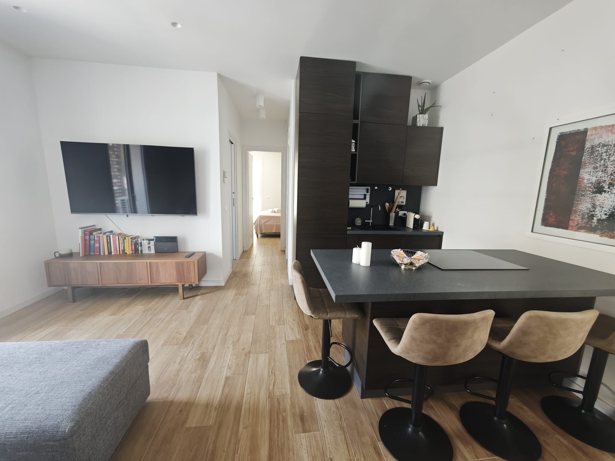 Suite familiare, balcone, vista città (Suite Tao) | Living area | 55-inch Smart TV with satellite channels, Netflix, streaming services