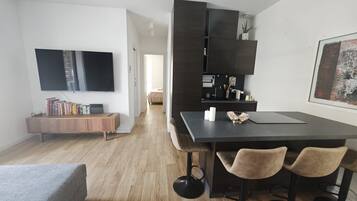 Suite familiare, balcone, vista città (Suite Tao) | Living area | 55-inch Smart TV with satellite channels, Netflix, streaming services