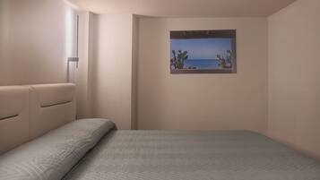 Un dormitorio con cama, ventana con vista al mar y lámpara de pared.
