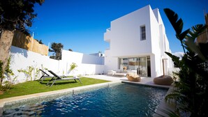 A modern white house with a swimming pool, outdoor seating, and a well-maintained lawn. - Villa Hermes Seaside and Luxurious (La Marsa)