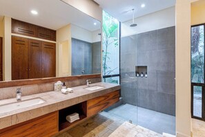 Family House, Garden View | Bathroom | Hair dryer, towels, soap, shampoo - Hum Living Luxury Villas-La Veleta Tulum (Tulum)