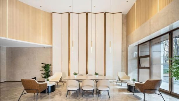 A modern conference room with a long table, six chairs, and a decorative partition. - Lavande Hotel (Wuhan High-speed Railway Station) (Wuhan)