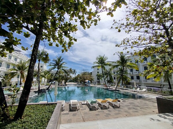 3 piscines extérieures