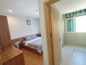 Apartament bàsic, vistes al pati | 5 dormitoris, escriptori i espai de treball apte per a portàtils