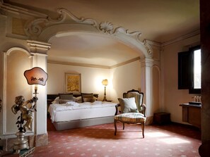 5 chambres, fer et planche à repasser, lit de bébé portatif, Wi-Fi