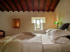 5 bedrooms, iron/ironing board, travel cot, WiFi