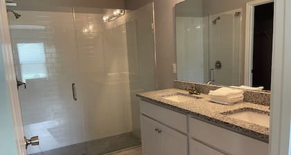 Charming 4-bedroom house with WiFi, AC in delightful Fruit Cove