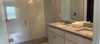 Charming 4-bedroom house with WiFi, AC in delightful Fruit Cove