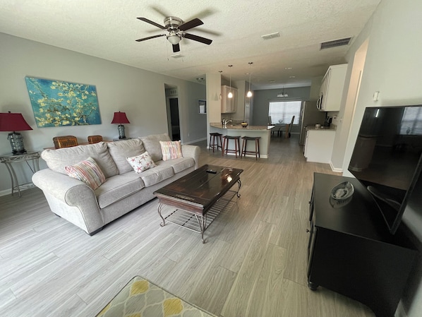 Living area - Charming 4-bedroom house with WiFi, AC in delightful Fruit Cove (Fruit Cove)