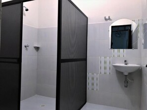 Shower, towels, toilet paper - Hotel Morfeo (Tuluá)