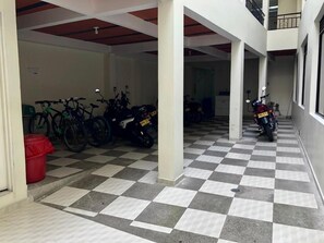 المنطقة المحيطة بالمنشأة