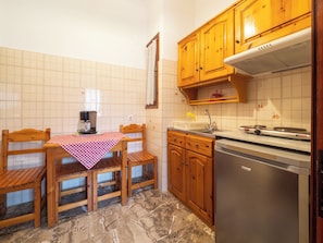 Frigobar, tetera/pava eléctrica, mesa de comedor