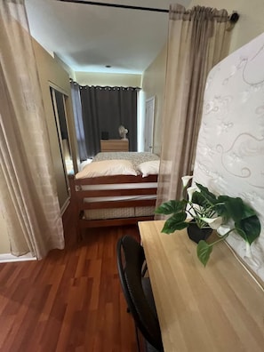 1 habitación, escritorio, tabla de planchar con plancha y wifi