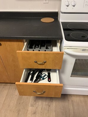Køleskab, mikrobølgeovn, ovn, kogeplade