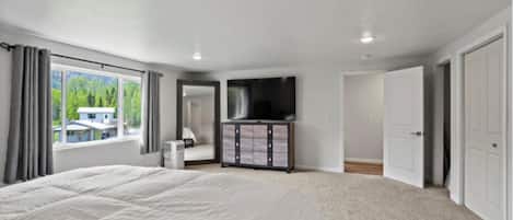 3 bedrooms, desk, iron/ironing board, free WiFi