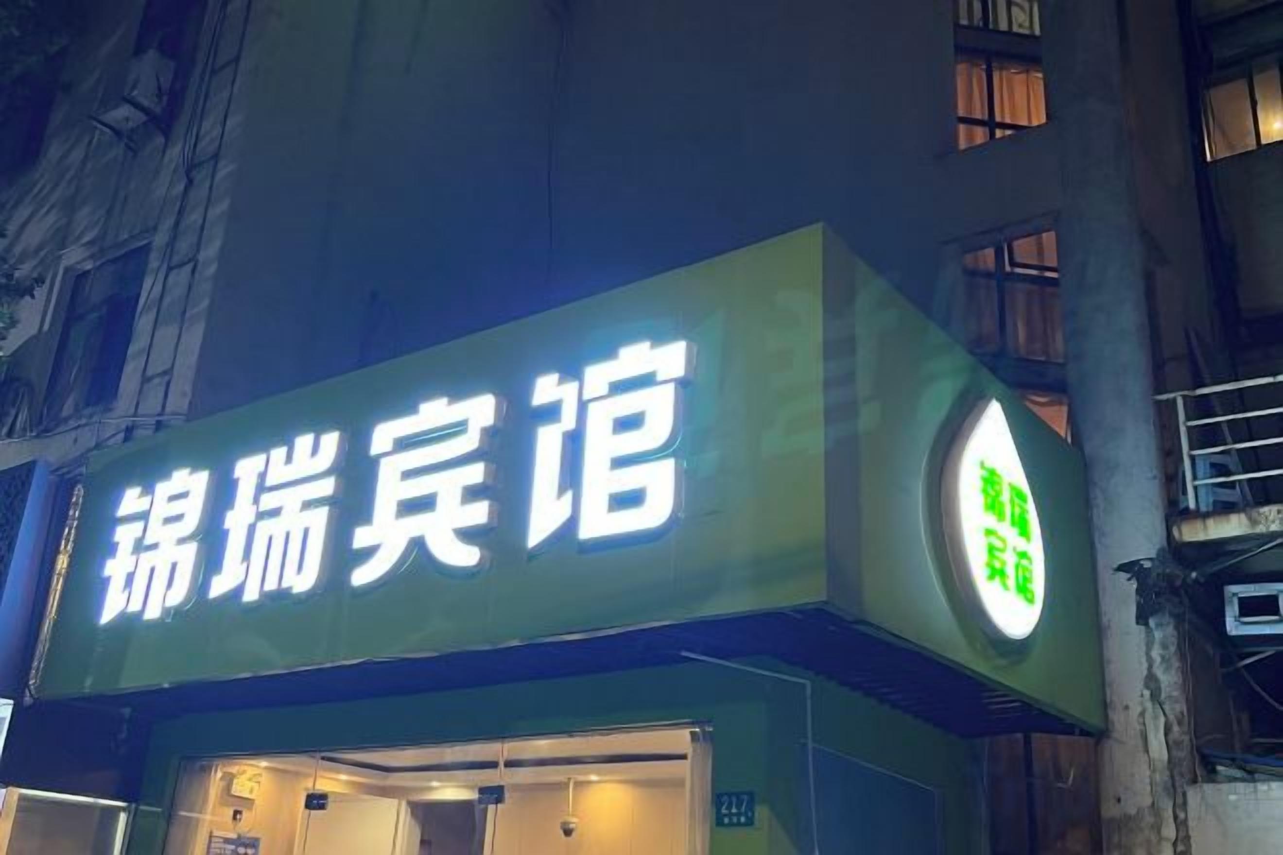 Um edifício com uma placa que diz 'Kleiner Bistro' em inglês e caracteres chineses.