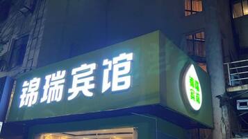 Um edifício com uma placa que diz 'Kleiner Bistro' em inglês e caracteres chineses.