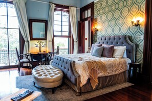 Superior studio suite, balkon, uitzicht op de stad | Een strijkplank/strijkijzer, gratis wifi