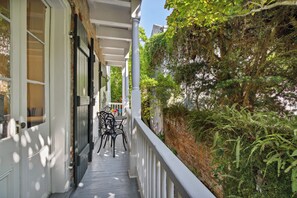 Superior Townhome - utsikt mot innergården | Terrass/Patio