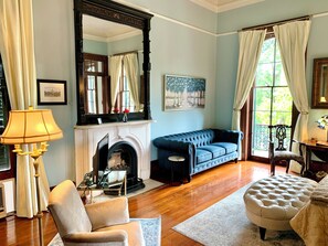 Suite estudio superior, balcón, vista a la ciudad | Tabla de planchar con plancha y wifi gratis 