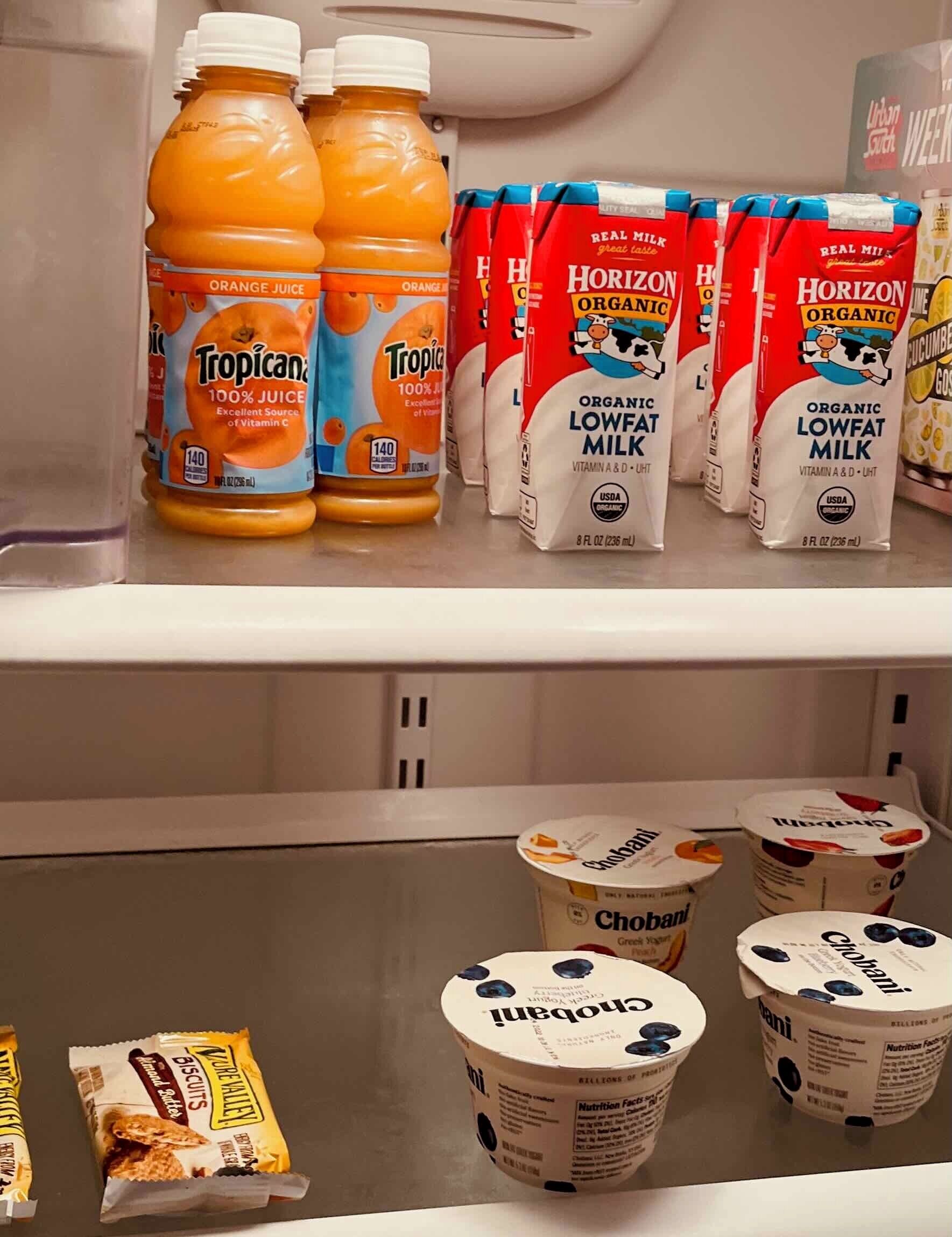 Un refrigerador lleno de jugo de naranja Tropicana, leche orgánica descremada Horizon, yogurt Chobani y galletas Nabisco.