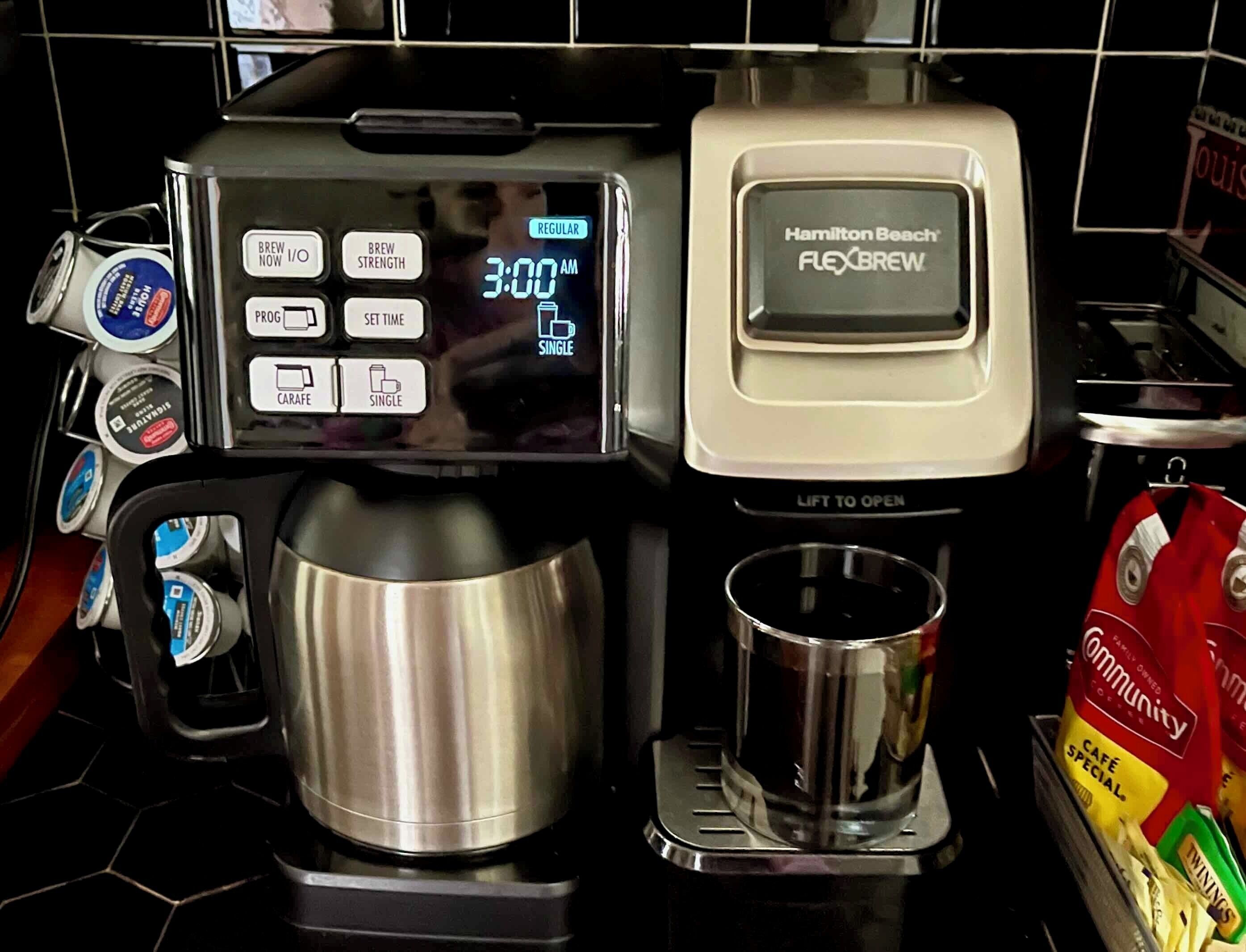 Eine Hamilton Beach Flexbrew Kaffeemaschine mit Digitalanzeige, einer Kaffeekanne und einer Auffangschale.