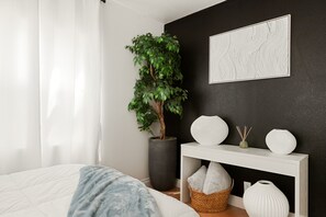 2 室のベッドルーム、デスク、アイロン / アイロン台、旅行用ベビーベッド