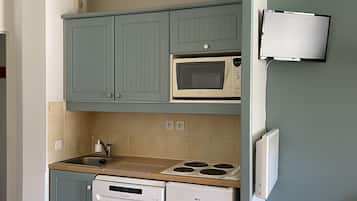 Een koelkast, een microgolfoven, een kookplaat, een vaatwasser