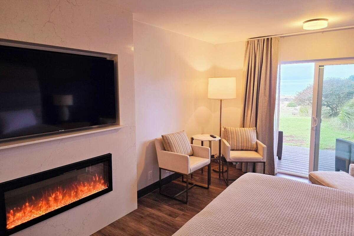 Premium bedding, WiFi (free), bed sheets